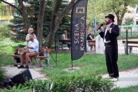 Zdjęcie z występu plenerowego p.t. „Lata  dwudzieste, lata  trzydzieste”  dla mieszkańców  o